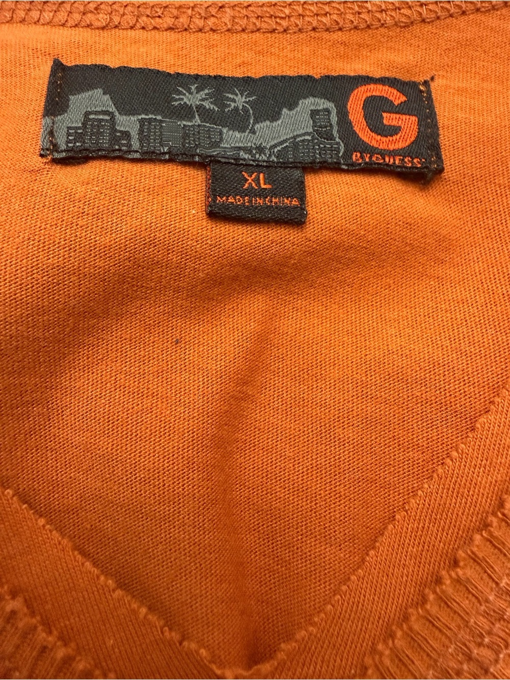 G by GUESS Women’s Rust Graphic V-Neck Top XL Studded Short Sleeve Shirt - Picture 4 of 7